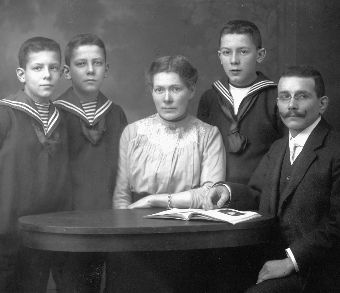 Hugo und Else Papst mit den SÃ¶hnen Hermann (rechts), Fritz und Hans um 1916